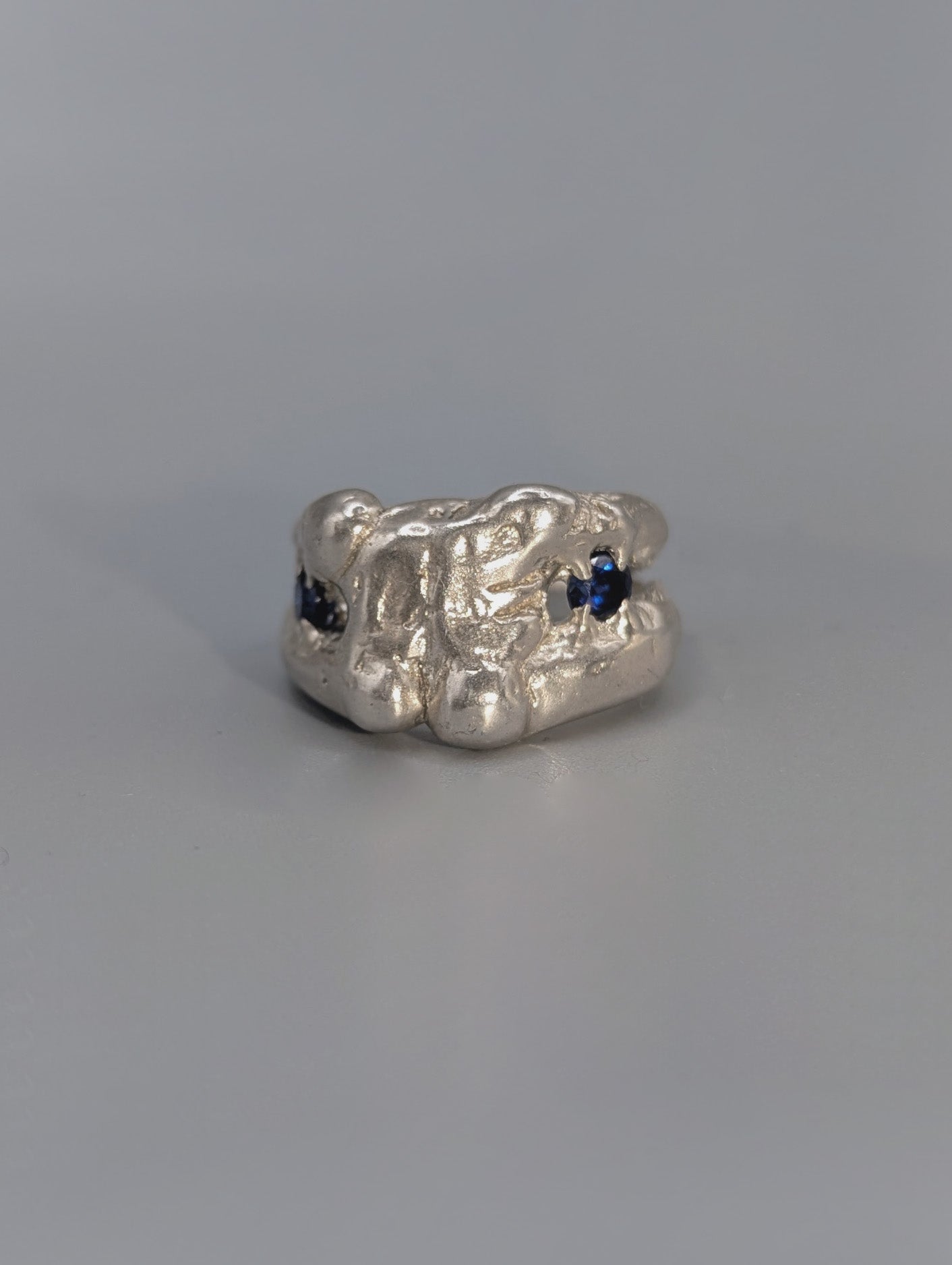 Clinging Ring with Sapphire