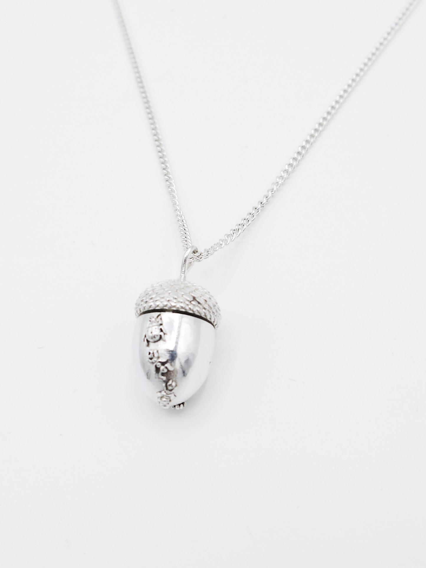 Akkern locket