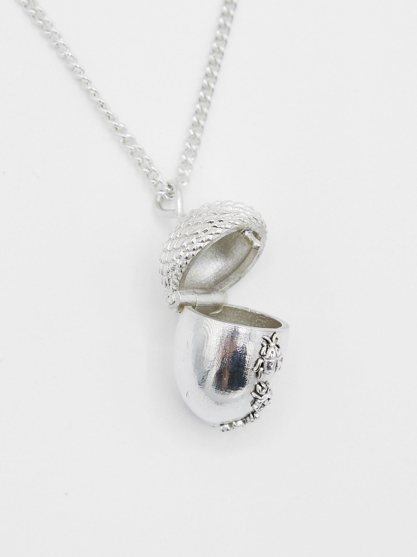 Akkern locket