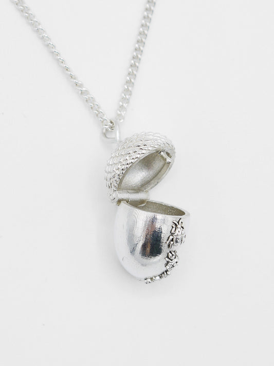Akkern locket
