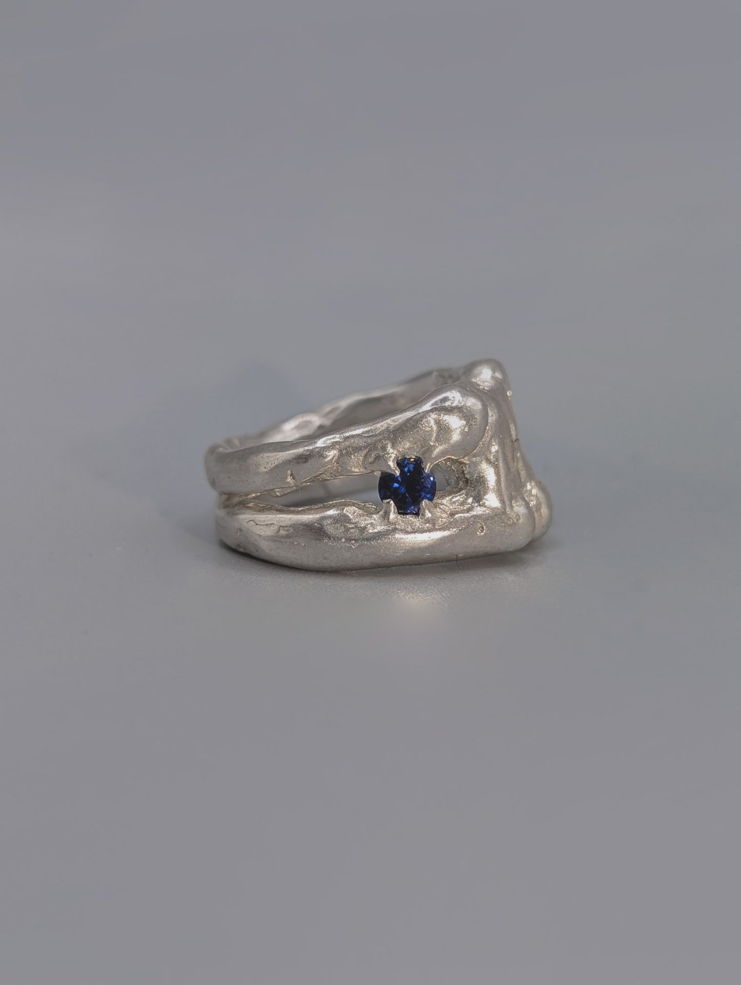 Clinging Ring with Sapphire